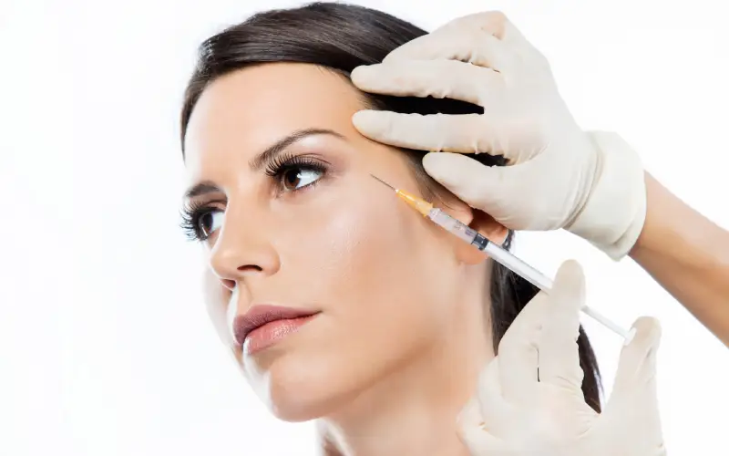 Ello Clínica Dermatologia Rio de Janeiro - Terapias Injetáveis - Aplicação de Bioestimulador de Colágeno na barra da Tijuca